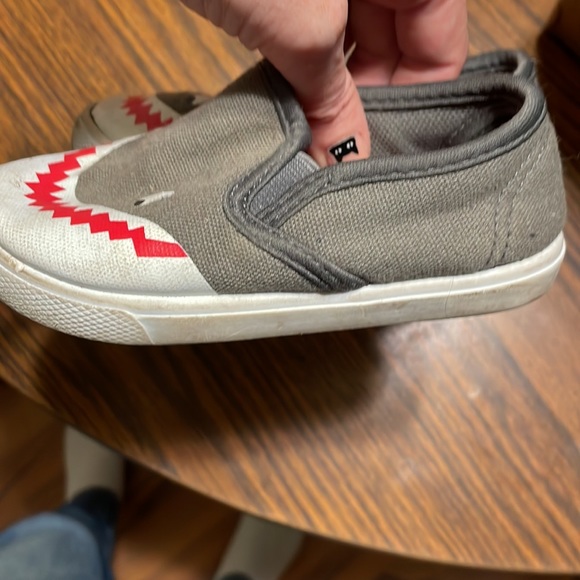 Girls size 6 grey shark slip on shoes so cute! - Picture 3 of 7
